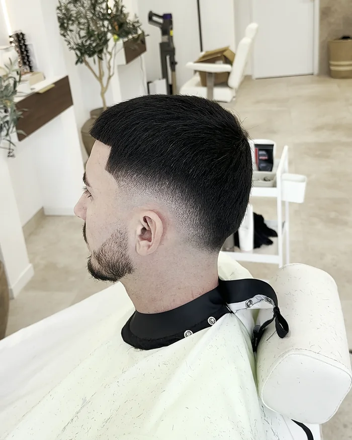 Dégradé net vu de profil, salon Prestige Barber